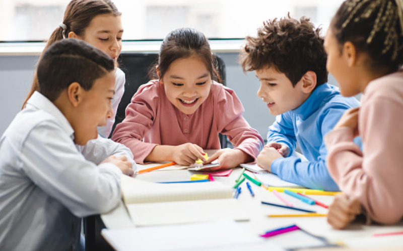 students-sharing-experiences-together